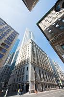 un edificio blanco alto en una ciudad con edificios altos en One King West Hotel and Residence, en Toronto