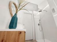 Bungalow de diseño hidromasajes terraza y piscina.にあるバスルーム