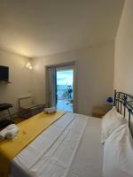 Posteľ alebo postele v izbe v ubytovaní Taormina Bella Vista Apartment in center with pool by Taormina Holidays