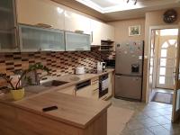 Kuchyňa alebo kuchynka v ubytovaní Ede Apartman