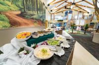 Gooderson Monks Cowl Golf Resort في Champagne Valley: طابور بوفيه مع اطباق طعام على طاولة