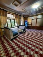 Зона отдых APACHI в горах ЧИМГАН في Chimgan: غرفة كبيرة بها كرسيان وسرير