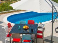 Bazén v ubytovaní Family Holiday Home Nest alebo v jeho blízkosti