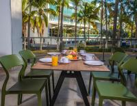 una mesa y sillas con comida y bebida en el balcón en Hotel Villa Varadero, en Nuevo Vallarta 