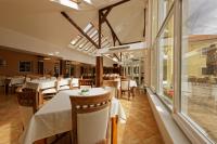 Afbeelding uit fotogalerij van Apex Hotel in Báč