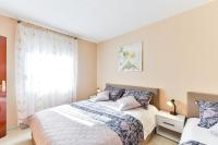 Cama o camas de una habitaci&oacute;n en Apartments by the sea Bibinje, Zadar - 5786