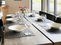 Nápoje v ubytování Four-Bedroom Holiday home in Jelsa 2