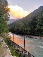 The White House في كاسول: نهر بسياج أمام جبل