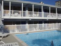 ein Schwimmbad vor einem Hotel in der Unterkunft Edgewater Inn in Myrtle Beach