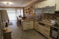Kuchyňa alebo kuchynka v ubytovaní Ede Apartman