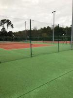 a tennis court with two tennis courts at Pavillon, de 4 à 7 couchages, dans une superbe résidence avec piscine in Soustons