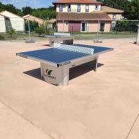 a ping pong table sitting in a parking lot at Pavillon, de 4 à 7 couchages, dans une superbe résidence avec piscine in Soustons