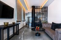 TV a/nebo společenská místnost v ubytování Petinos Beach Hotel