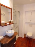 A bathroom at L&#39;Annexe Apparth&ocirc;tel du 11 C, 3 &eacute;toiles