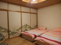 a room with two beds in a room at Jiufen Hui Ming Homestay in Jiufen