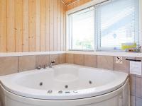 Koupelna v ubytování Three-Bedroom Holiday home in Otterup 4
