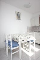 Kuchyňa alebo kuchynka v ubytovaní Apartment Vis 8448a
