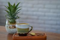 una taza de café sobre una mesa de madera en Driftwood Lombok, en Selong Belanak