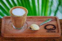 una taza de café y una cuchara en una bandeja de madera en Driftwood Lombok, en Selong Belanak