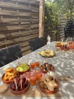 Una mesa con muchos platos de comida encima. en Campanile Montpellier Ouest - Croix D'Argent, en Montpellier
