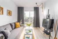 Televízia a/alebo spoločenská miestnosť v ubytovaní Apartament WOOD SurfingBird Dźwirzyno