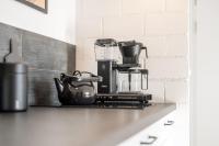 Kuchyňa alebo kuchynka v ubytovaní Apartament WOOD SurfingBird Dźwirzyno