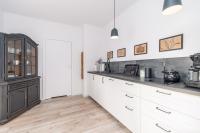 Kuchyňa alebo kuchynka v ubytovaní Apartament WOOD SurfingBird Dźwirzyno