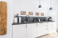 Kuchyňa alebo kuchynka v ubytovaní Apartament WOOD SurfingBird Dźwirzyno