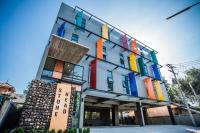 Un edificio con ventanas de colores en los laterales. en Stone Head Hua Hin, en Hua Hin
