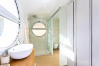 Kúpeľňa v ubytovaní Ensuite Deluxe Jacuzzi & Parking Privado