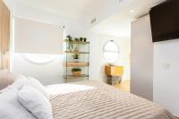 Posteľ alebo postele v izbe v ubytovaní Ensuite Deluxe Jacuzzi & Parking Privado
