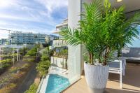 Bazén v ubytovaní Ensuite Deluxe Jacuzzi & Parking Privado alebo v jeho blízkosti