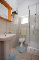 Kúpeľňa v ubytovaní Apartments by the sea Nerezine, Losinj - 3479