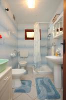 Kúpeľňa v ubytovaní Apartments by the sea Nerezine, Losinj - 3479