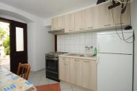 Kuchyňa alebo kuchynka v ubytovaní Apartments by the sea Nerezine, Losinj - 3479