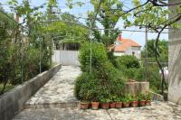 Vonkajšia záhrada v ubytovaní Apartments by the sea Nerezine, Losinj - 3479
