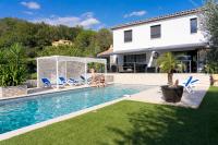 a swimming pool with chairs and a house at Appartement Villa Quietude in Bagnols-en-Forêt