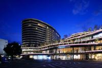 Un edificio con muchas ventanas por la noche. en KOKO HOTEL Premier Kumamoto, en Kumamoto