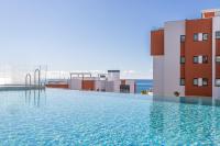 Bazén v ubytovaní Ensuite Deluxe Jacuzzi & Parking Privado alebo v jeho blízkosti