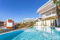 Bazén v ubytovaní Ensuite Deluxe Jacuzzi & Parking Privado alebo v jeho blízkosti