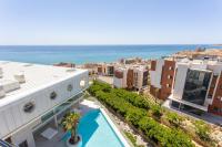 Bazén v ubytovaní Ensuite Deluxe Jacuzzi & Parking Privado alebo v jeho blízkosti