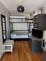 Łóżko lub łóżka w pokoju w obiekcie STUDIO LUXE 600M PLAGE AVEC SPA POUR 4 PERS