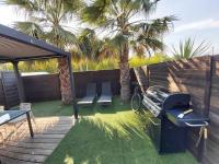 Ogród w obiekcie STUDIO LUXE 600M PLAGE AVEC SPA POUR 4 PERS