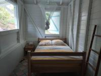 Tempat tidur dalam kamar di la villa carib&eacute;enne de la plage des surfeurs