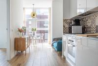 Kuchyňa alebo kuchynka v ubytovaní Sunlit 1 Bedroom Apt Via Pirelli