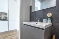 Kúpeľňa v ubytovaní Sunlit 1 Bedroom Apt Via Pirelli