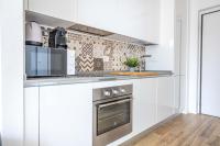 Kuchyňa alebo kuchynka v ubytovaní Sunlit 1 Bedroom Apt Via Pirelli