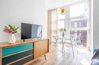 Televízia a/alebo spoločenská miestnosť v ubytovaní Sunlit 1 Bedroom Apt Via Pirelli
