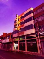 Un edificio con un cartel al costado. en Hotel San Román ⋆⋆⋆, en Juliaca