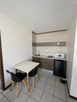 Ibis Styles Cayenne Centre Amazoniaにあるキッチンまたは簡易キッチン